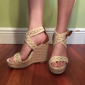 Steve Madden Crochet Wedges S 6.5